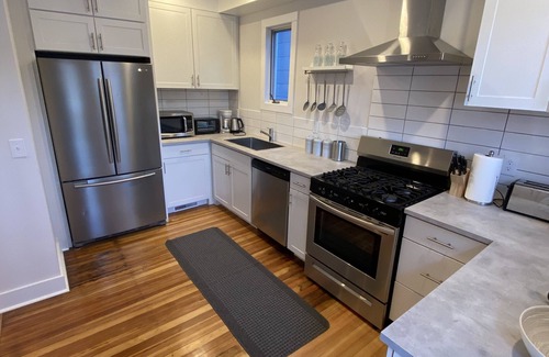Bridgeport House | Cheerful 4 bedrooms residential house.