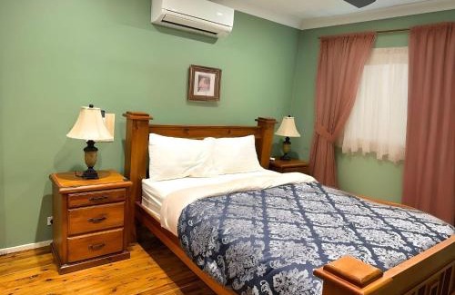 Kingswood House | Cheerful 4 Bedrooms With Free Parking
