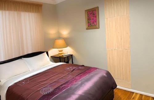 Kingswood House | Cheerful 4 Bedrooms With Free Parking