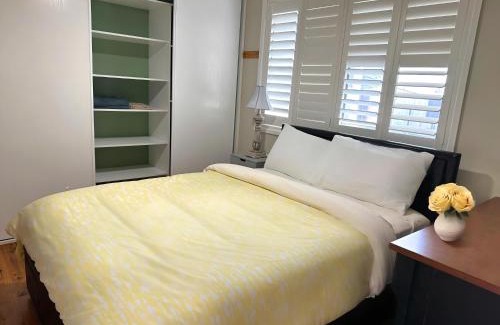 Kingswood House | Cheerful 4 Bedrooms With Free Parking