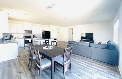 Riverside House | Cheerful 4b2b single story home