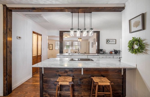 Mount Pleasant House | Cheerful 4br/1.5ba Farmhouse Close to Shem Creek!