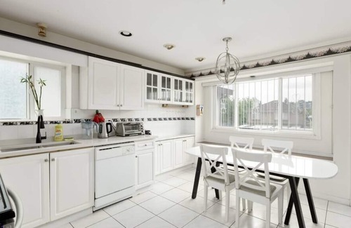 Renfrew-Collingwood House | Cheerful 5-bdrms home in Vancouver