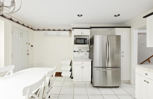 Renfrew-Collingwood Apartment | Cheerful 5-bdrms house in Vancouver