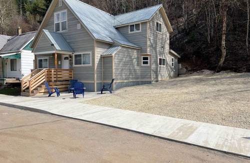 Wallace House | Cheerful 5 Bed/2 Bath Home < 3 blocks to Downtown