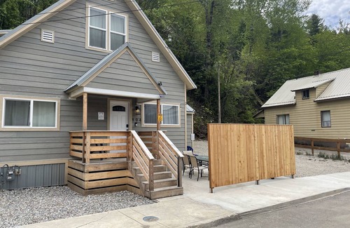Wallace House | Cheerful 5 Bed/2 Bath Home < 3 blocks to Downtown