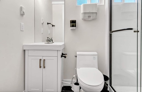 Langley Cottage | Cheerful 5-bedroom Cottage with River access
