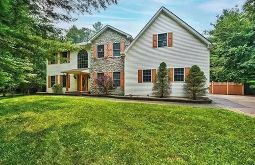 Analomink Villa | Cheerful 5-bedroom resort with private pool in charming Pocono mountains