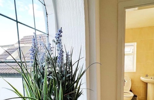 Bolton House | Cheerful 5 bedroomed home with great amenities.