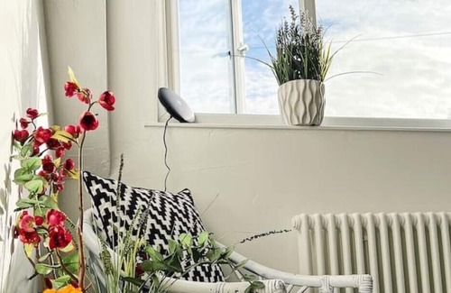 Bolton House | Cheerful 5 bedroomed home with great amenities.