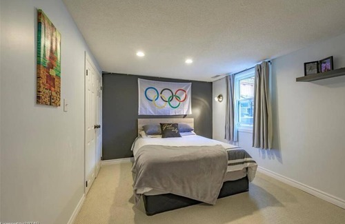 London Villa | Cheerful 5-bedroom bungalow with pool