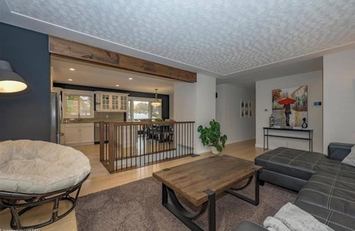London Villa | Cheerful 5-bedroom bungalow with pool