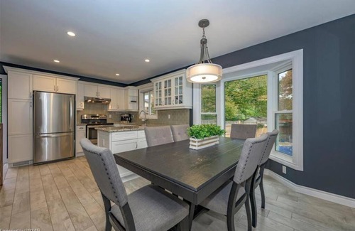 London Villa | Cheerful 5-bedroom bungalow with pool