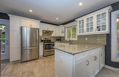 London Villa | Cheerful 5-bedroom bungalow with pool
