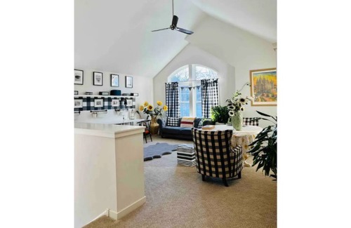 Minnetonka House | Cheerful 5 bedroom farmhouse for families stay