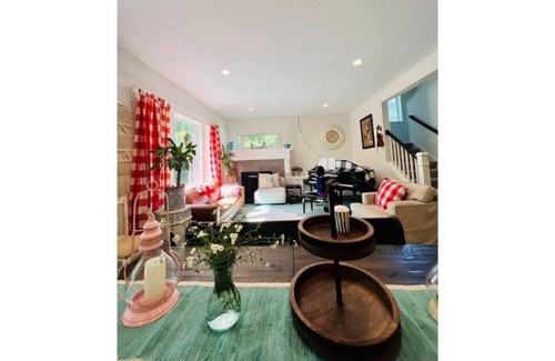 Minnetonka House | Cheerful 5 bedroom farmhouse for families stay