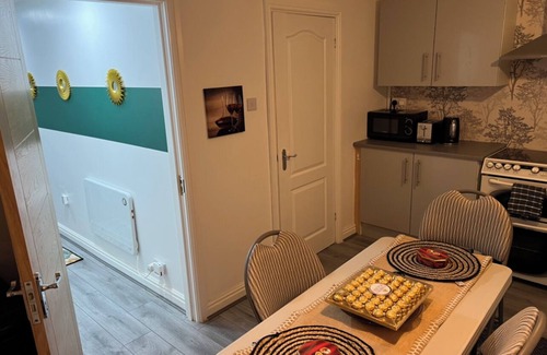 Castle Bromwich House | Cheerful 5 Bedroom Spacious House Waveney Croft. FREE WiFi & Netflix