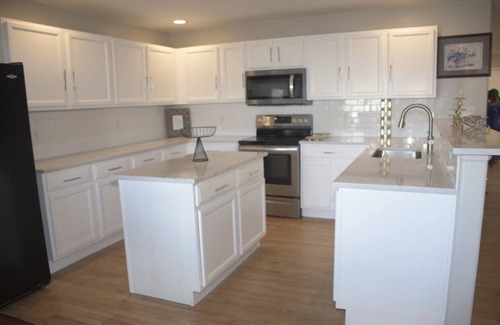 Aurora House | Cheerful 5 Bedroom Home with Free Parking