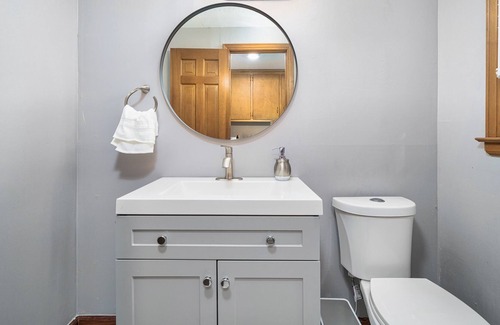South Glastonbury House | Cheerful 5-bedrooms home located on a cul-de-sac in a quiet neighborhood.