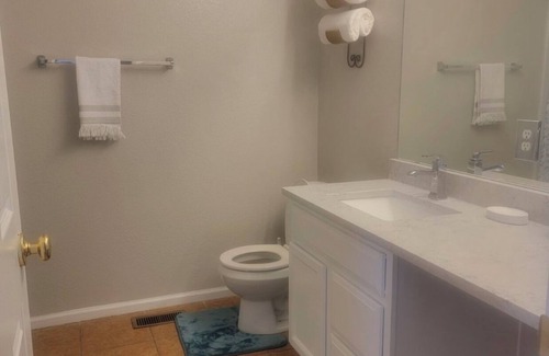 Aurora House | Cheerful-5bedrooms home with free parking