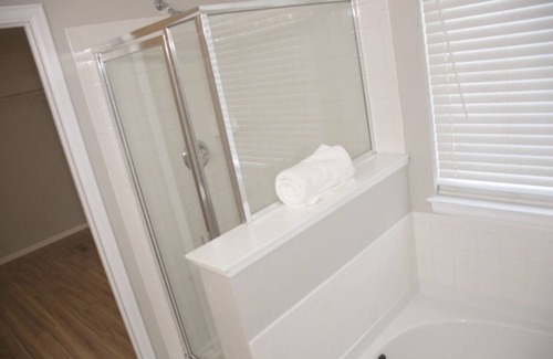 Aurora House | Cheerful-5bedrooms home with free parking
