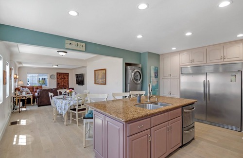 Northwest San Pedro Villa | Cheerful 6-Bedroom Villa by the sea with hot tub