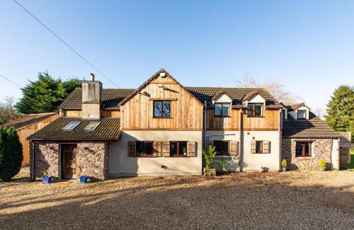 Iron Acton House | Cheerful 7-bedroom house with hot tub sleeps 25