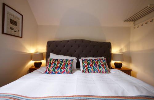 Iron Acton House | Cheerful 7-bedroom house with hot tub sleeps 25