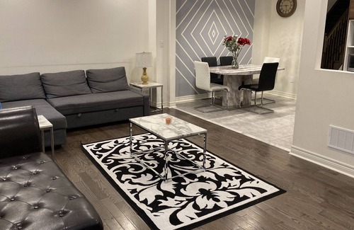 Halton Regional Municipality House | Cheerful and bright 4 Bedroom Center of Toronto and Niagrafalls