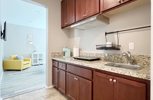 Glen Avon House | Cheerful And Cozy one large bedroom