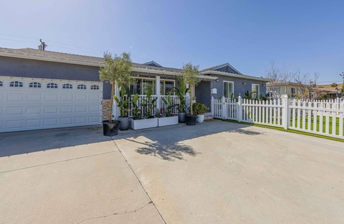 Midway City House | Cheerful and Cozy Home in heart of Orange County , 5 mins Disneyland and Beaches