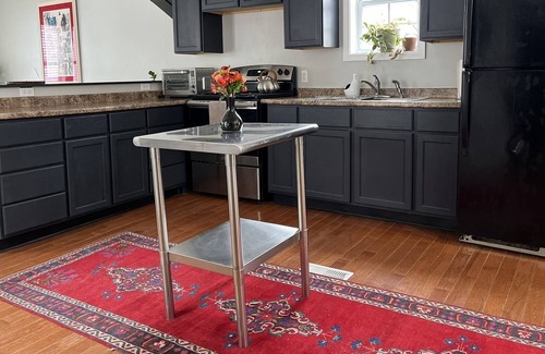 Franz Park House | Cheerful artist's home minutes from Forest Park