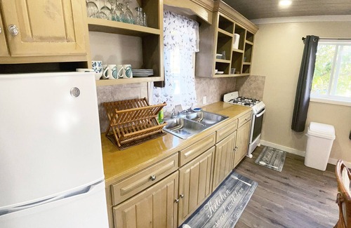Spanish Wells House | Cheerful Bahamian Pad. Walk to Beaches, Bars, Restaurants, Grocery-Liquor stores