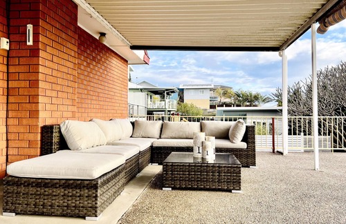 Redhead House | Cheerful beach house at redhead beach