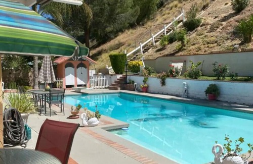 Santa Clarita House | Cheerful bedroom with a pool