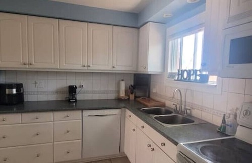 Ajax House | Cheerful Bright Home (Sleeps up to 12ppl)