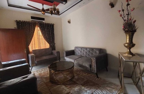 Gulshan-e-Iqbal House | Cheerful bunglow 15 mins drive from the air port
