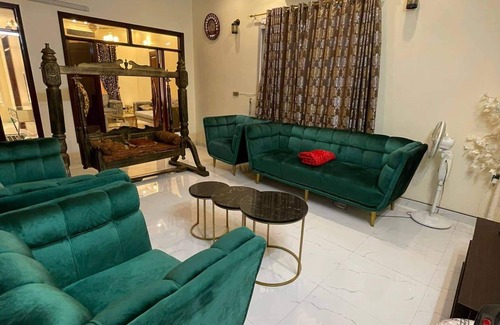 Gulshan-e-Iqbal House | Cheerful bunglow 15 mins drive from the air port
