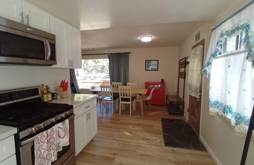Y Area Cabin | Cheerful Cabin in South Lake Tahoe