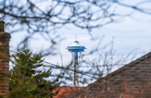 Broadway House | Cheerful Capitol Hill Home AC and 98 Walk Score