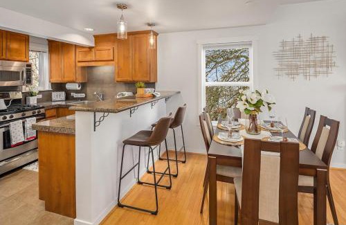 Broadway House | Cheerful Capitol Hill Home AC and 98 Walk Score