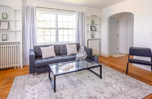 Dieppe House | Cheerful + Central 2 bdrm - Smart TV + Laundry