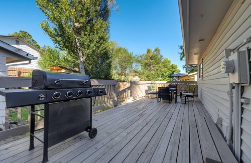 Village Seven Apartment | Cheerful Chalet Centrally Located w BBQ Pit