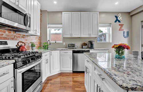 Chestnut Hill Apartment | Cheerful Chestnut Hill 2 BR/1.5 BA/Private Deck