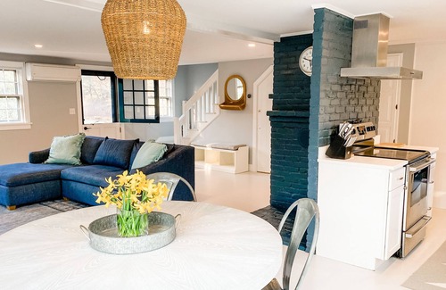 West of Town House | Cheerful Cisco cottage ideally located between South Shore beaches & Main Street