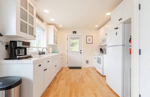 Grays Harbor County Cottage | Cheerful coastal cottage w/hot tub - 2 min walk from the beach!