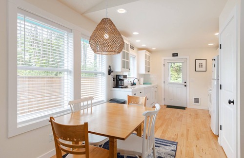 Grays Harbor County Cottage | Cheerful coastal cottage w/hot tub - 2 min walk from the beach!