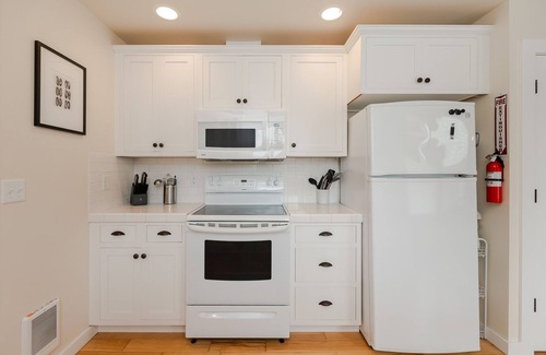 Grays Harbor County Cottage | Cheerful coastal cottage w/hot tub - 2 min walk from the beach!