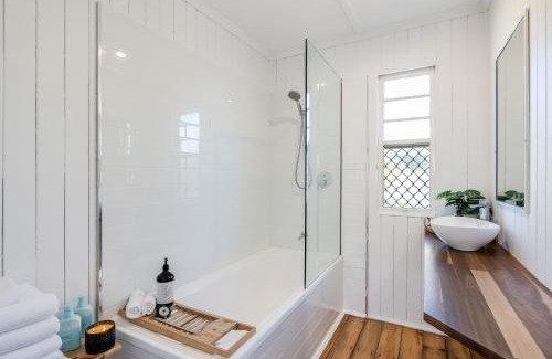 Newtown House | Cheerful, Cosy Cottage - Near Rose Garden!