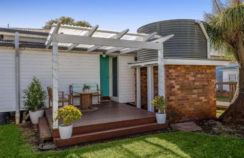 Newtown House | Cheerful, Cosy Cottage - Near Rose Garden!